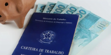 Primeira parcela do 13º salário deve ser paga até esta quinta-feira (30)