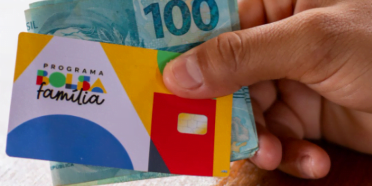 PRESENTÃO DE NATAL! Bolsa Família anuncia EXTRA de R$ 408 em dezembro para todos os NIS