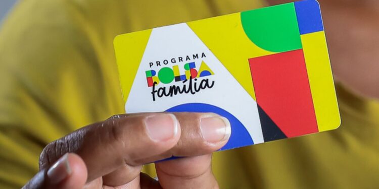 Estes beneficiários do Bolsa Família receberão um GRANDE PRESENTE no sábado (18)