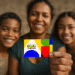 A imagem de uma família feliz, com a mãe no centro segurando o cartão do Bolsa Família e os dois filhos sorrindo.