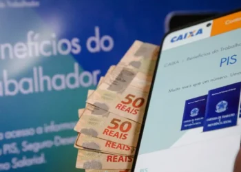 Imagem de uma tela de computador e um celular com a imagem da logo da caixa e cédulas de dinheiro de cinquenta reais.