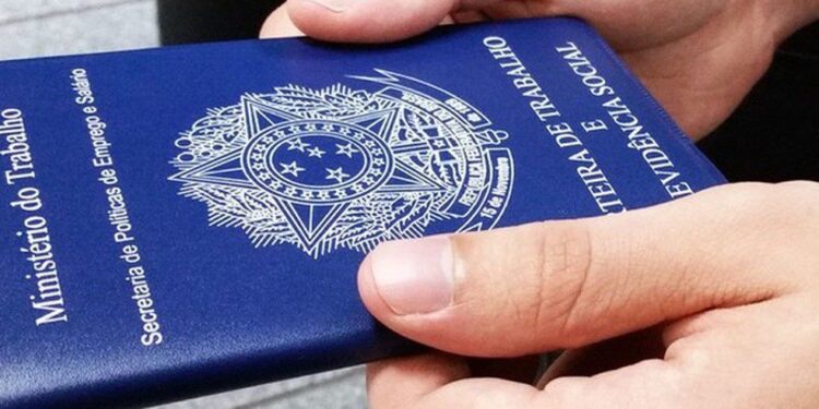 Arrumei um emprego de carteira assinada, continuo recebendo o Bolsa Família?