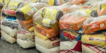 Prefeitura começa distribuição de 400 mil cestas básicas; veja como retirar a sua