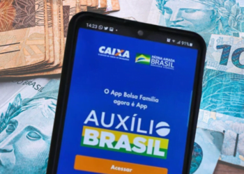 Auxílio Brasil: Indenização de R$ 15 mil LIBERADA faz a alegria de brasileiros