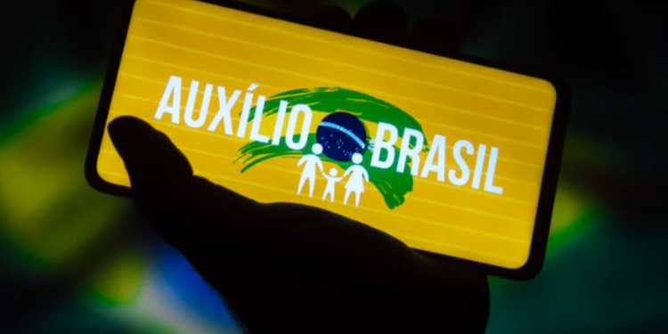 PIX de R$ 15 mil do Auxílio Brasil já começou a ser pago? Quem pode receber?