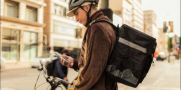 Rumo à REGULAMENTAÇÃO TRABALHISTA? STF encaminha controvérsia sobre vínculo empregatício em apps de entrega