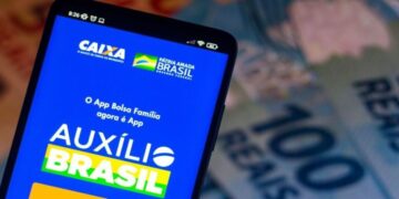 Consulte quem tem direito ao pagamento do Auxílio Brasil de R$15 mil