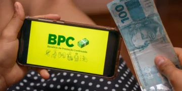 Consignado do BPC começa a ser pago e brasileiros correm para sacar a grana