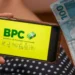 Consignado do BPC começa a ser pago e brasileiros correm para sacar a grana