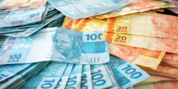 Trabalhadores e Aposentados pulam de alegria com AUMENTO de 7%; entenda