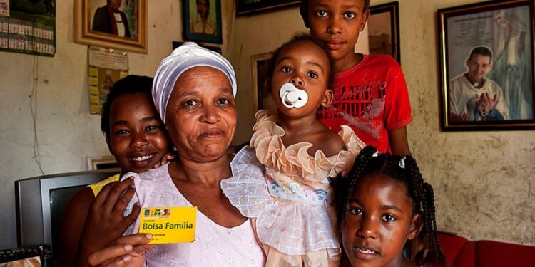 Mães solteiras do Bolsa Família comemoram VALOR EXTRA na parcela de Dezembro