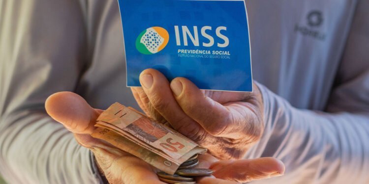 Aposentados do INSS podem sacar até R$18 mil; veja como liberar o valor