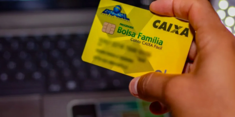 Bolsa Família: NOVOS CARTÕES serão entregues aos beneficiários; veja se seu nome está na lista
