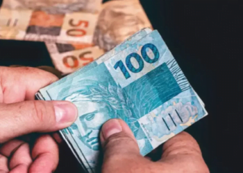 Caixa paga NOVO AUXÍLIO de R$ 900 ainda pouco conhecido pelos brasileiros: veja quem tem direito e como sacar