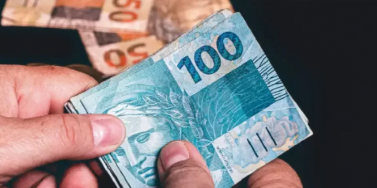 Caixa paga NOVO AUXÍLIO de R$ 900 ainda pouco conhecido pelos brasileiros: veja quem tem direito e como sacar