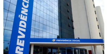 PRESENTÃO para aposentados e pensionistas: INSS vai liberar pagamento EXTRA em JANEIRO