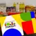 Cartão do Programa Bolsa Família com alimentos ao fundo. Imagem ilustrativa sobre como obter assistência do programa social.