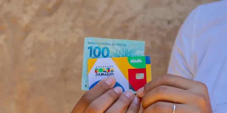 Atenção: Beneficiários com NIS 9 recebem Bolsa Família HOJE (30); veja valor da parcela