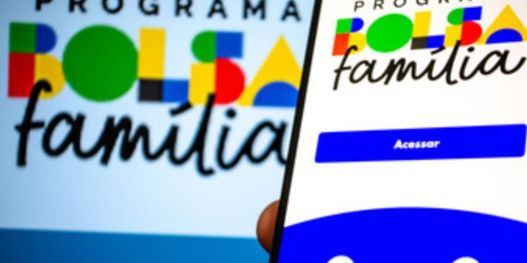 Bolsa Família de Fevereiro: Surpresa de R$102 para Beneficiários! Veja quem Recebe