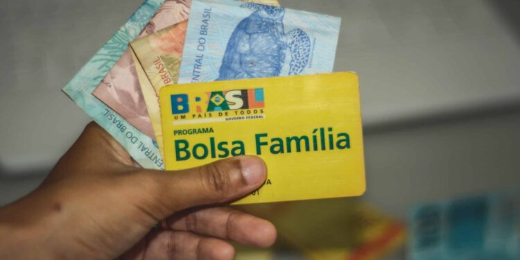 Pagamento do Bolsa Família sai em POUCOS DIAS! Veja como ajustar imediatamente seu CPF IRREGULAR