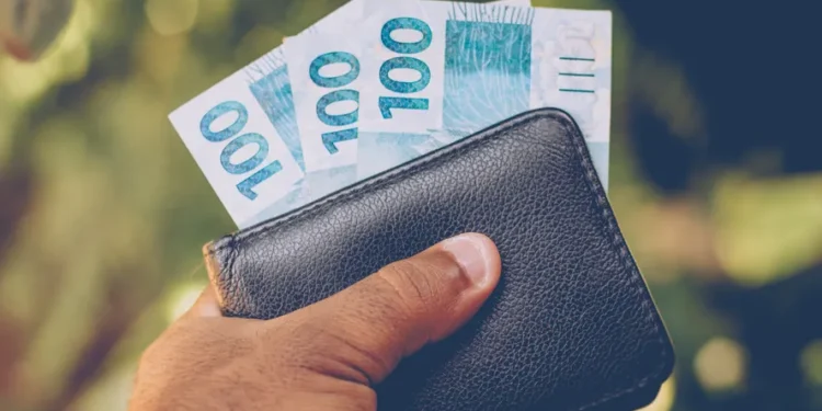 É possível sacar o FGTS trabalhando? Descubra aqui!