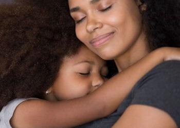 Auxílio para MÃES SOLO; conheça as opções de benefícios sociais para mãe solteira