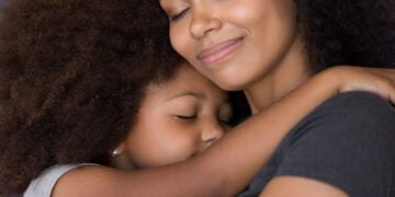 Auxílio para MÃES SOLO; conheça as opções de benefícios sociais para mãe solteira