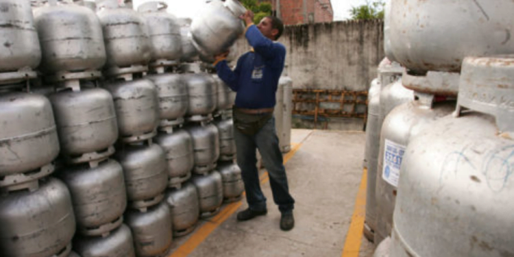 BOA NOTÍCIA do Vale-Gás: Primeira parcela do ano vai ser liberada em poucos dias! Veja calendário e valor atualizado