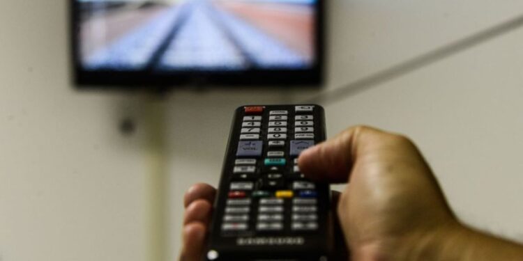 BOA NOTÍCIA para beneficiários do BOLSA FAMÌLIA: Governo está distribuindo KIT DE TV DIGITAL GRATUITO com mais de 80 canais