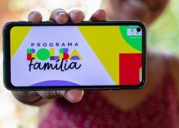 Governo decidiu de ÚLTIMA HORA antecipar o pagamento do BOLSA FAMÍLIA para esta quinta-feira (15/02)? Quem poderá sacar?