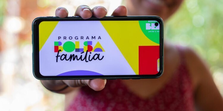 Governo decidiu de ÚLTIMA HORA antecipar o pagamento do BOLSA FAMÍLIA para esta quinta-feira (15/02)? Quem poderá sacar?