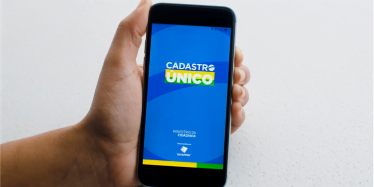 Governo exclui mais de 600 mil pessoas do CadÚnico e mais 7 milhões estão na berlinda! Entenda