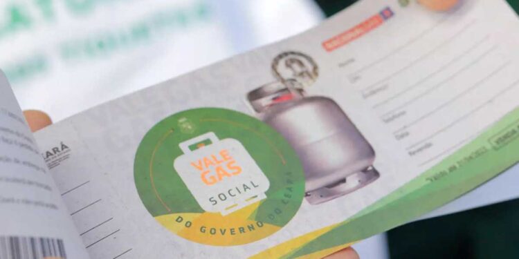 Divulgada lista com 800 famílias que vão receber o VALE-GÁS de R$ 100; veja como retirar seu cartão e ter acesso ao benefício!