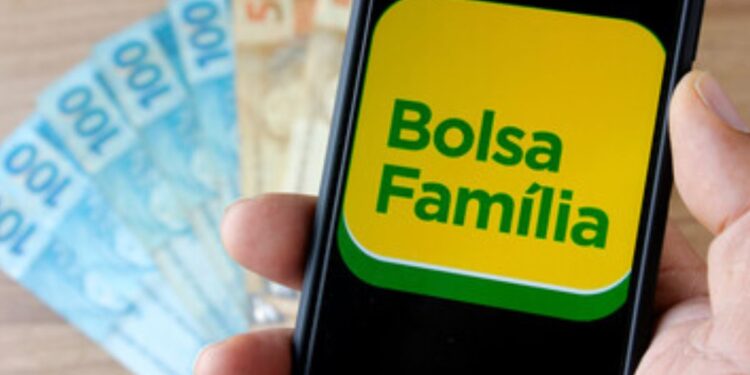 Bolsa Família: Risco de Perda de Benefícios para 7 Milhões de Famílias devido à Revisão de Dados em 2024