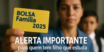 Mulher segura cartão amarelo escrito Bolsa Família 2025, com alerta sobre filhos em escola particular