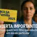 Mulher segura cartão amarelo escrito Bolsa Família 2025, com alerta sobre filhos em escola particular