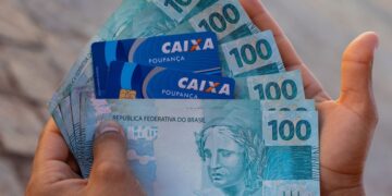 Trabalhadores podem sacar até R$ 5 mil pela CAIXA neste mês; veja quem está apto