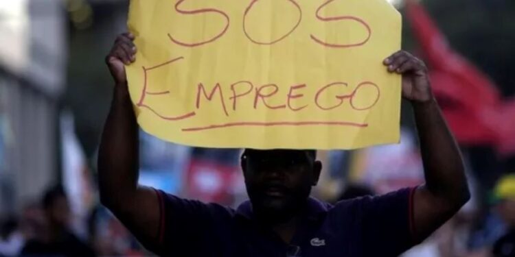 Governo surpreende e anuncia NOVO benefício para quem está desempregado