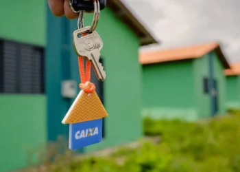 Isenção das prestações do Minha Casa Minha Vida A isenção das prestações do financiamento, proporcionando moradia gratuita, é direcionada a um grupo específico. Cerca de 750 mil famílias que já estavam pagando as prestações devem se beneficiar dessa medida. Os beneficiários do Bolsa Família ou do Benefício de Prestação Continuada (BPC), assim como os contratos subsidiados pelos fundos FAR (Fundo de Arrendamento Residencial), FDS (Fundo de Desenvolvimento Social) e PNHR (Programa Nacional de Habitação Rural), podem ser contemplados. As mudanças no Minha Casa Minha Vida para 2024 tornam o processo mais acessível e favorável. Para aqueles com contratos ativos, basta aguardar uma análise automática do sistema para a concessão da isenção. Além disso, para novos participantes, ao adquirir a moradia, também é possível se beneficiar, com um processo simplificado visando facilitar o acesso à casa própria. O programa, que substitui o antigo Casa Verde e Amarela, apresenta um cenário positivo com um orçamento ampliado em 41%, totalizando R$ 13 bilhões. Em 2024, o Minha Casa, Minha Vida concentra-se em disponibilizar 187,5 mil unidades habitacionais para famílias de baixa renda, priorizando mulheres chefes de família, vítimas de violência doméstica e grupos em situação de vulnerabilidade.