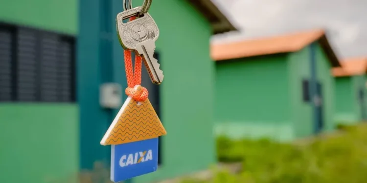 Isenção das prestações do Minha Casa Minha Vida A isenção das prestações do financiamento, proporcionando moradia gratuita, é direcionada a um grupo específico. Cerca de 750 mil famílias que já estavam pagando as prestações devem se beneficiar dessa medida. Os beneficiários do Bolsa Família ou do Benefício de Prestação Continuada (BPC), assim como os contratos subsidiados pelos fundos FAR (Fundo de Arrendamento Residencial), FDS (Fundo de Desenvolvimento Social) e PNHR (Programa Nacional de Habitação Rural), podem ser contemplados. As mudanças no Minha Casa Minha Vida para 2024 tornam o processo mais acessível e favorável. Para aqueles com contratos ativos, basta aguardar uma análise automática do sistema para a concessão da isenção. Além disso, para novos participantes, ao adquirir a moradia, também é possível se beneficiar, com um processo simplificado visando facilitar o acesso à casa própria. O programa, que substitui o antigo Casa Verde e Amarela, apresenta um cenário positivo com um orçamento ampliado em 41%, totalizando R$ 13 bilhões. Em 2024, o Minha Casa, Minha Vida concentra-se em disponibilizar 187,5 mil unidades habitacionais para famílias de baixa renda, priorizando mulheres chefes de família, vítimas de violência doméstica e grupos em situação de vulnerabilidade.