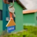 Isenção das prestações do Minha Casa Minha Vida A isenção das prestações do financiamento, proporcionando moradia gratuita, é direcionada a um grupo específico. Cerca de 750 mil famílias que já estavam pagando as prestações devem se beneficiar dessa medida. Os beneficiários do Bolsa Família ou do Benefício de Prestação Continuada (BPC), assim como os contratos subsidiados pelos fundos FAR (Fundo de Arrendamento Residencial), FDS (Fundo de Desenvolvimento Social) e PNHR (Programa Nacional de Habitação Rural), podem ser contemplados. As mudanças no Minha Casa Minha Vida para 2024 tornam o processo mais acessível e favorável. Para aqueles com contratos ativos, basta aguardar uma análise automática do sistema para a concessão da isenção. Além disso, para novos participantes, ao adquirir a moradia, também é possível se beneficiar, com um processo simplificado visando facilitar o acesso à casa própria. O programa, que substitui o antigo Casa Verde e Amarela, apresenta um cenário positivo com um orçamento ampliado em 41%, totalizando R$ 13 bilhões. Em 2024, o Minha Casa, Minha Vida concentra-se em disponibilizar 187,5 mil unidades habitacionais para famílias de baixa renda, priorizando mulheres chefes de família, vítimas de violência doméstica e grupos em situação de vulnerabilidade.