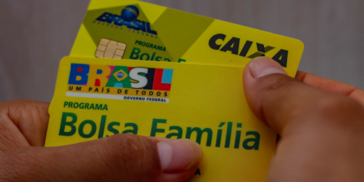 Lula AUTORIZA PIX de R$ 300 para mães inscritas no BOLSA FAMÍLIA; conheça os requisitos