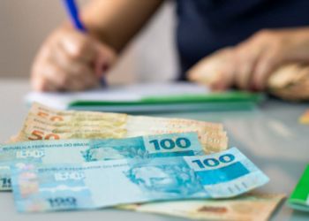 Trabalhadores com carteira assinada em 2023 recebem o Abono Salarial de até R$ 1.412,00 esta semana?