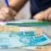 Trabalhadores com carteira assinada em 2023 recebem o Abono Salarial de até R$ 1.412,00 esta semana?