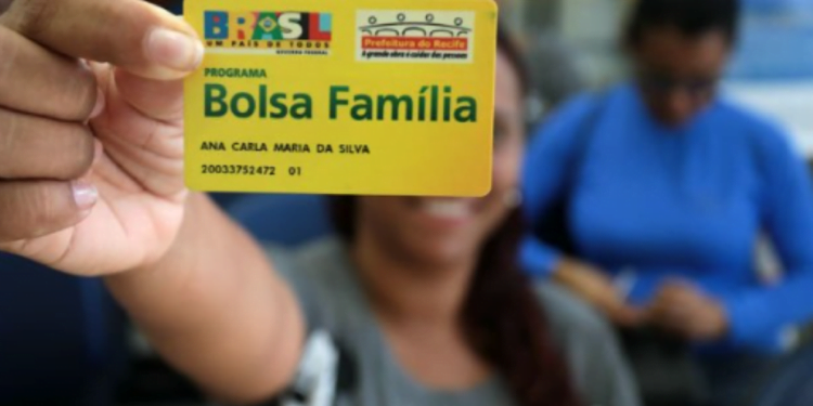 Mulheres terão PRIORIDADE no recebimento do BOLSA FAMÍLIA; entenda!