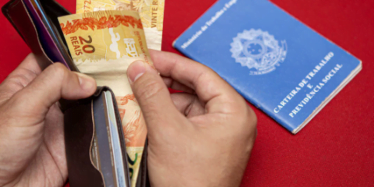 Divulgada lista de CPFs habilitados para receber o ABONO SALARIAL 2024 em Março e Abril; confira datas de pagamento