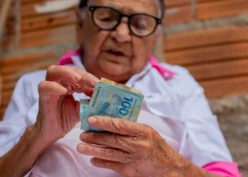 PIX de R$ 1 MIL: Idosos com 60, 70, 80 anos ou mais podem receber DINHEIRO EXTRA usando apenas o CPF; saiba como
