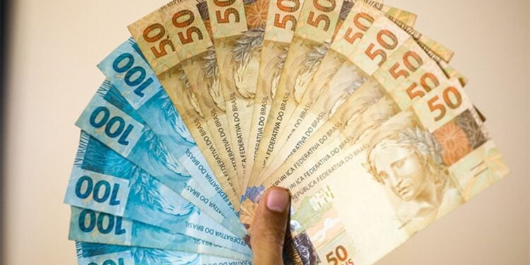 DIVULGADA HOJE (05/03) lista dos trabalhadores com direito ao PIX EXTRA de R$ 1.412 pela CAIXA ou BB