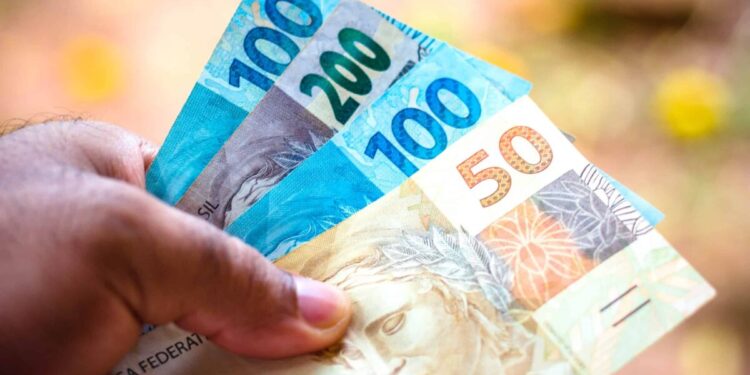Benefício disponíveis para ESTES brasileiros: Conheça o Salário-Família