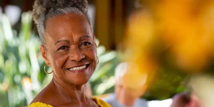 INSS libera PRESENTÃO HOJE (08/03) para mulheres entre 58 e 65 anos; veja detalhes